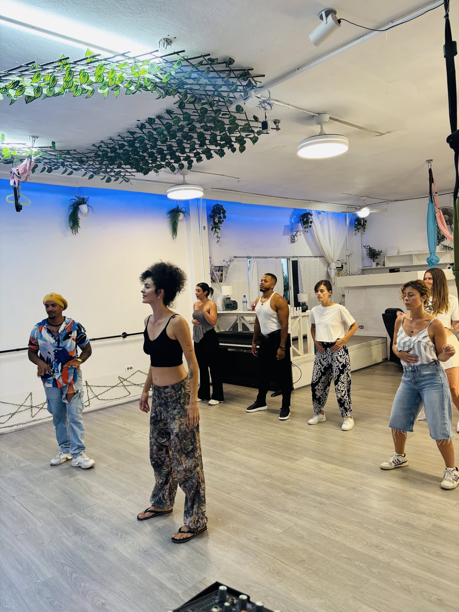 Clase de baile en la sala de Mikasa