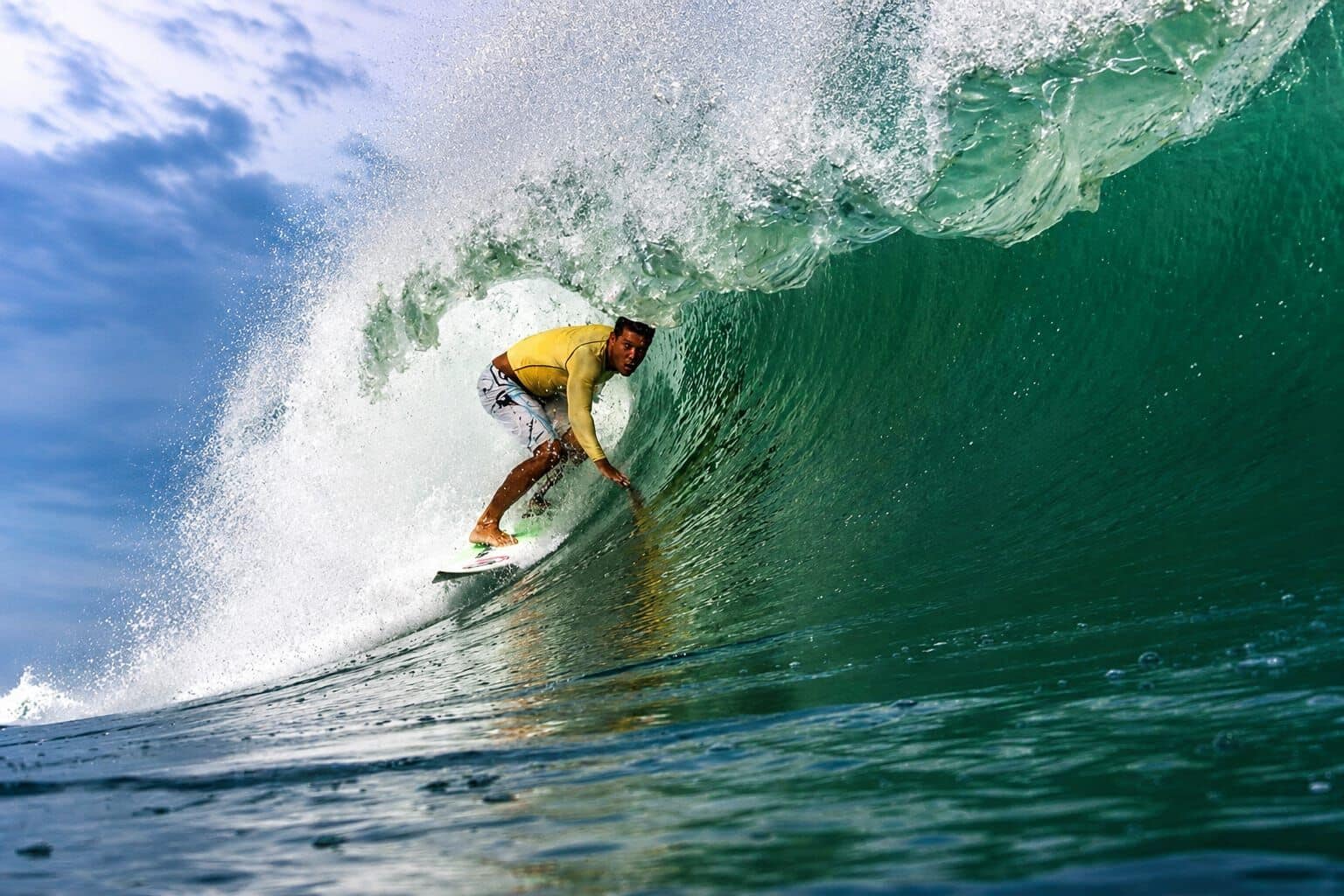 Surfista dentro de una ola en Tenerife